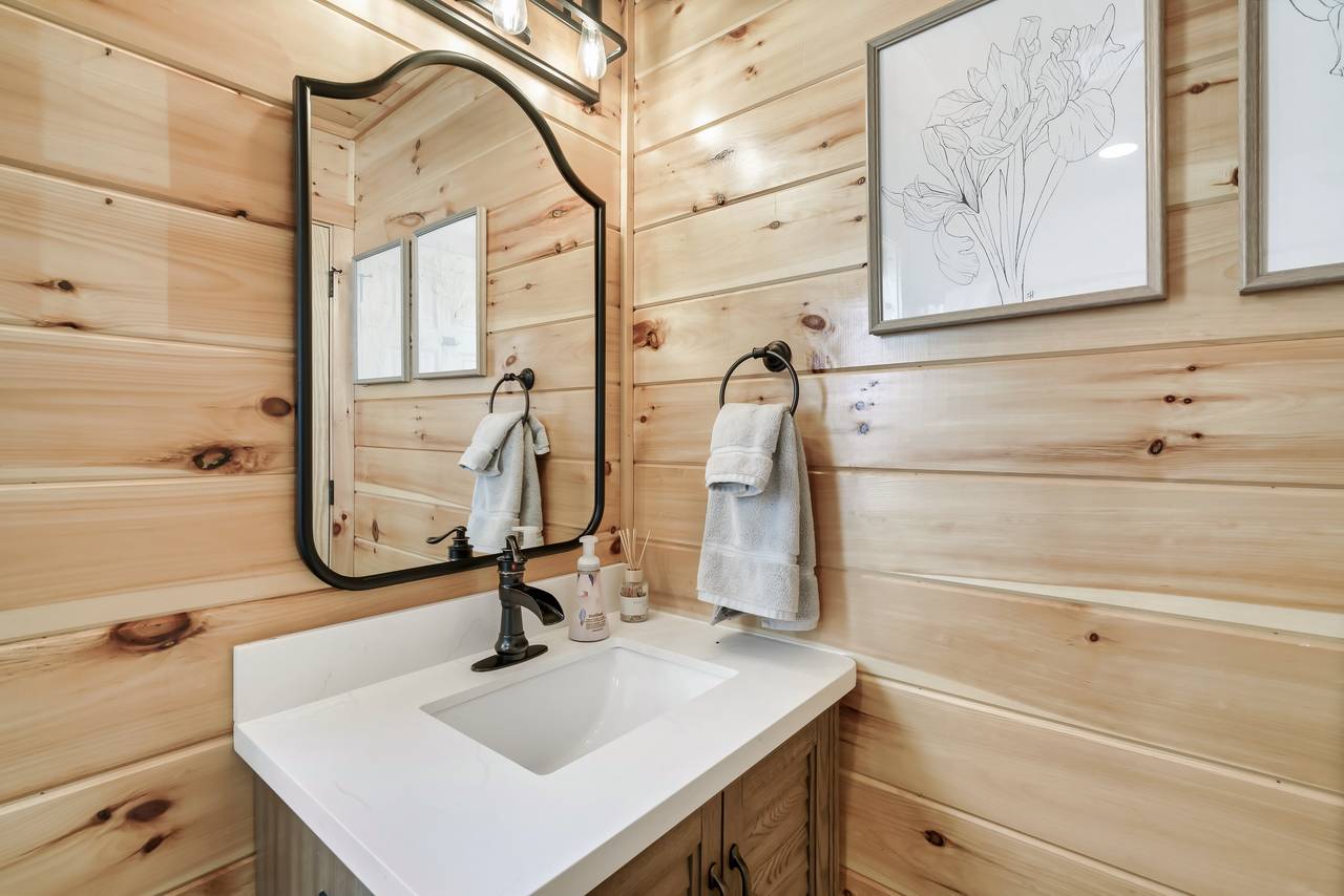 Bath 2: en-suite with standing shower Bath 2: en-suite with standing shower