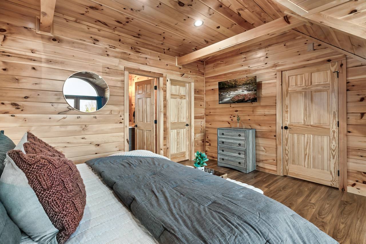 Bed 2: upper level, king, balcony, TV, & ensuite full bath Bed 2: upper level, king, balcony, TV, & ensuite full bath