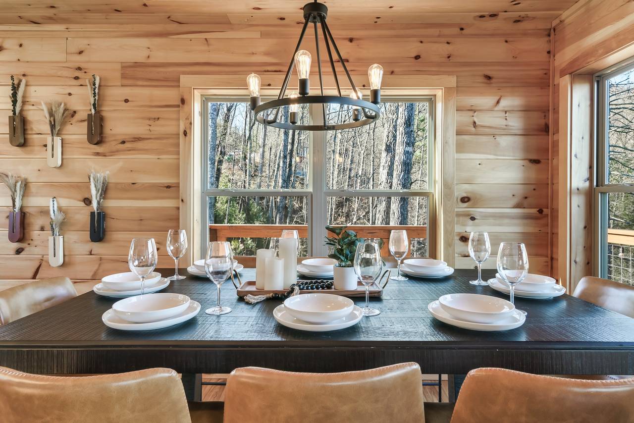 Dining area with 8 seats - kitchen island with 4 seats Dining area with 8 seats - kitchen island with 4 seats