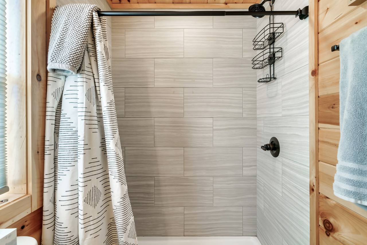 Bath 3: en-suite with standing shower Bath 3: en-suite with standing shower