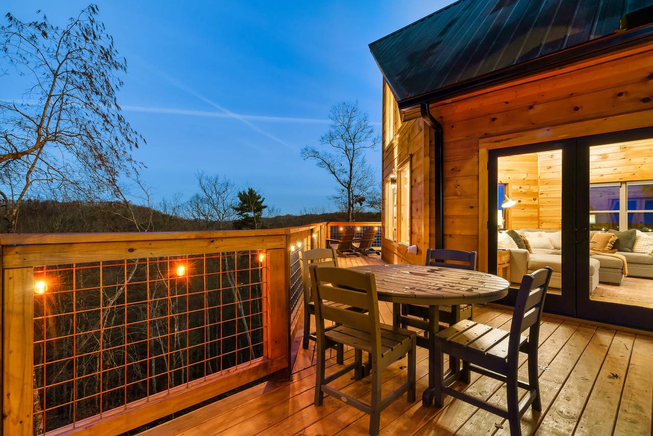 Gather around the outdoor table to dine or a game of cards! Gather around the outdoor table to dine or a game of cards!