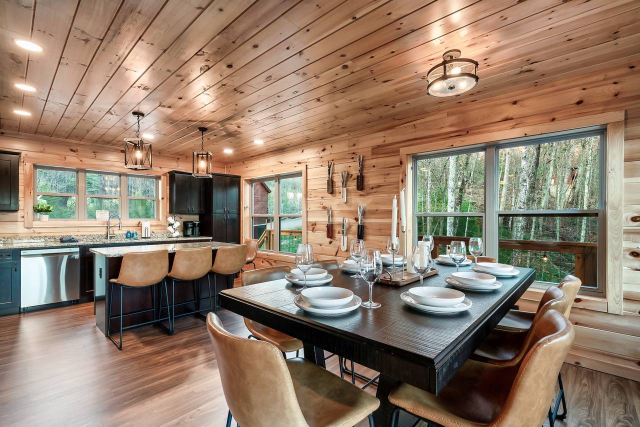 Dining area with 8 seats - kitchen island with 4 seats Dining area with 8 seats - kitchen island with 4 seats