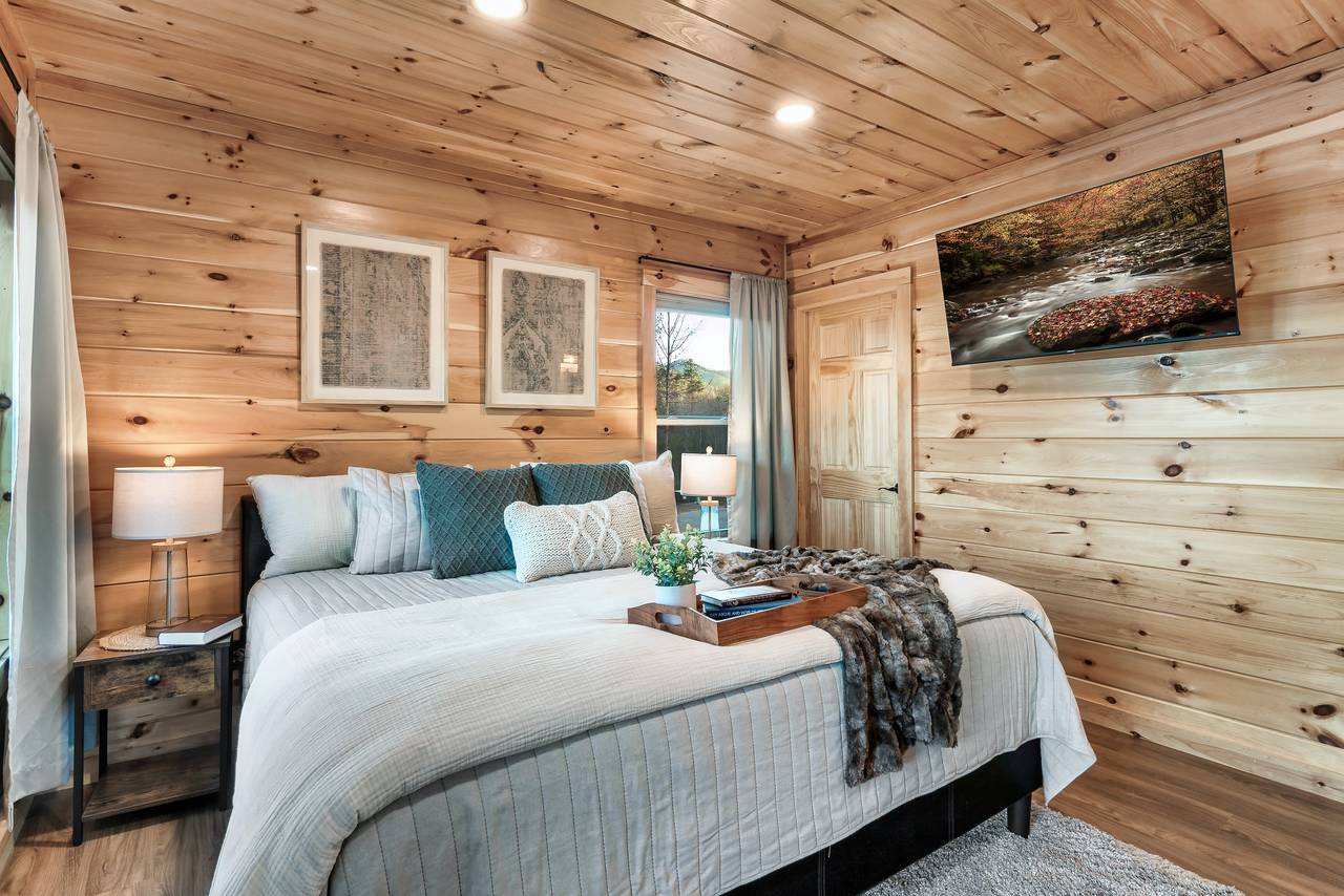 Bed 1: Entry level, King, TV, Deck, & En-Suite Full Bathroom Bed 1: Entry level, King, TV, Deck, & En-Suite Full Bathroom