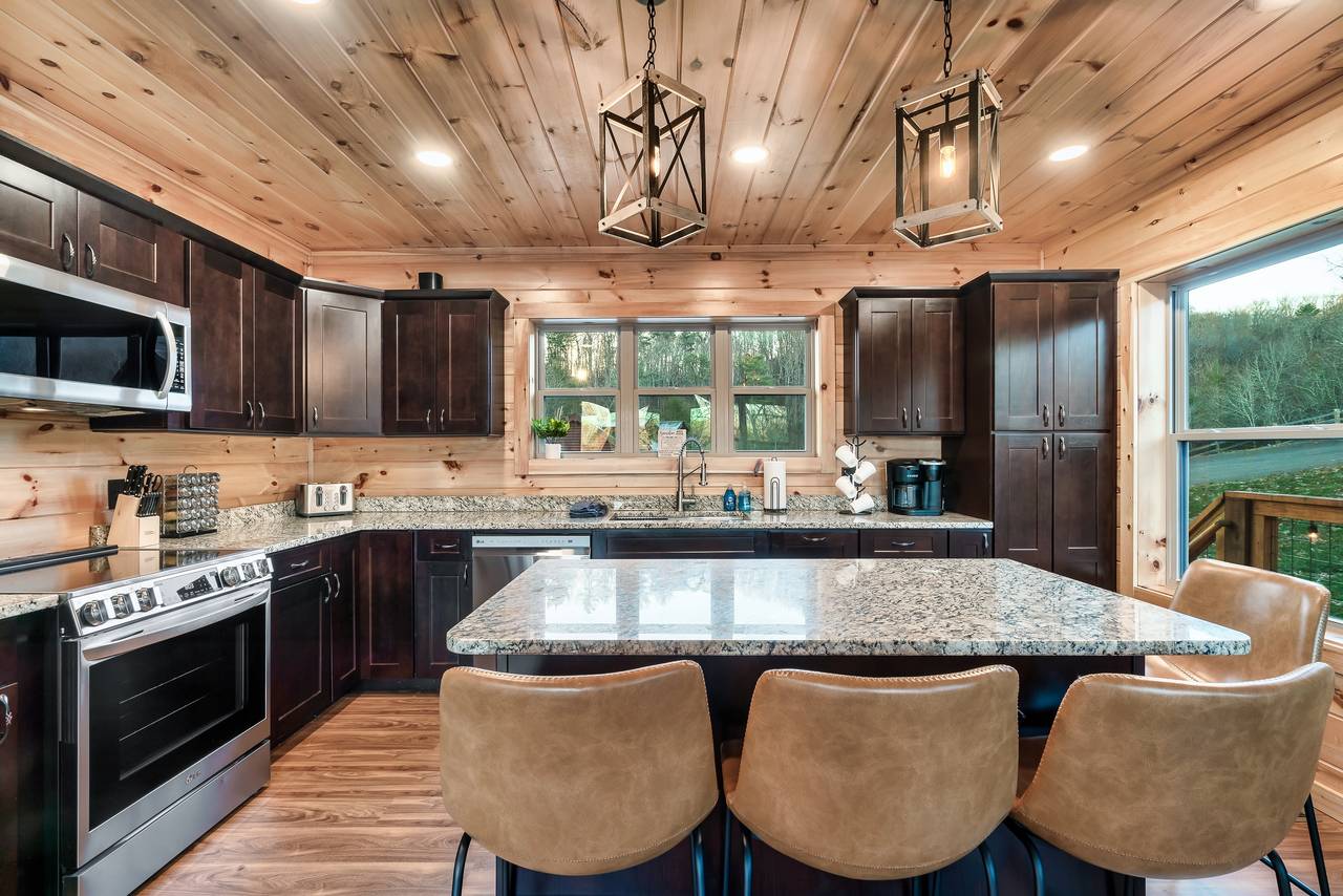 Fully equipped kitchen: dinner/silver/bake/dinner-ware included Fully equipped kitchen: dinner/silver/bake/dinner-ware included