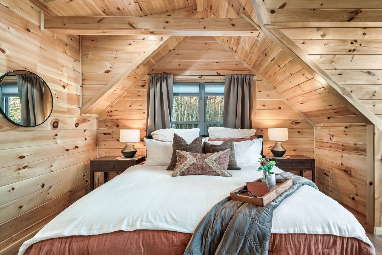 Bed 3: upper level, king, balcony, TV, & ensuite full bath Bed 3: upper level, king, balcony, TV, & ensuite full bath