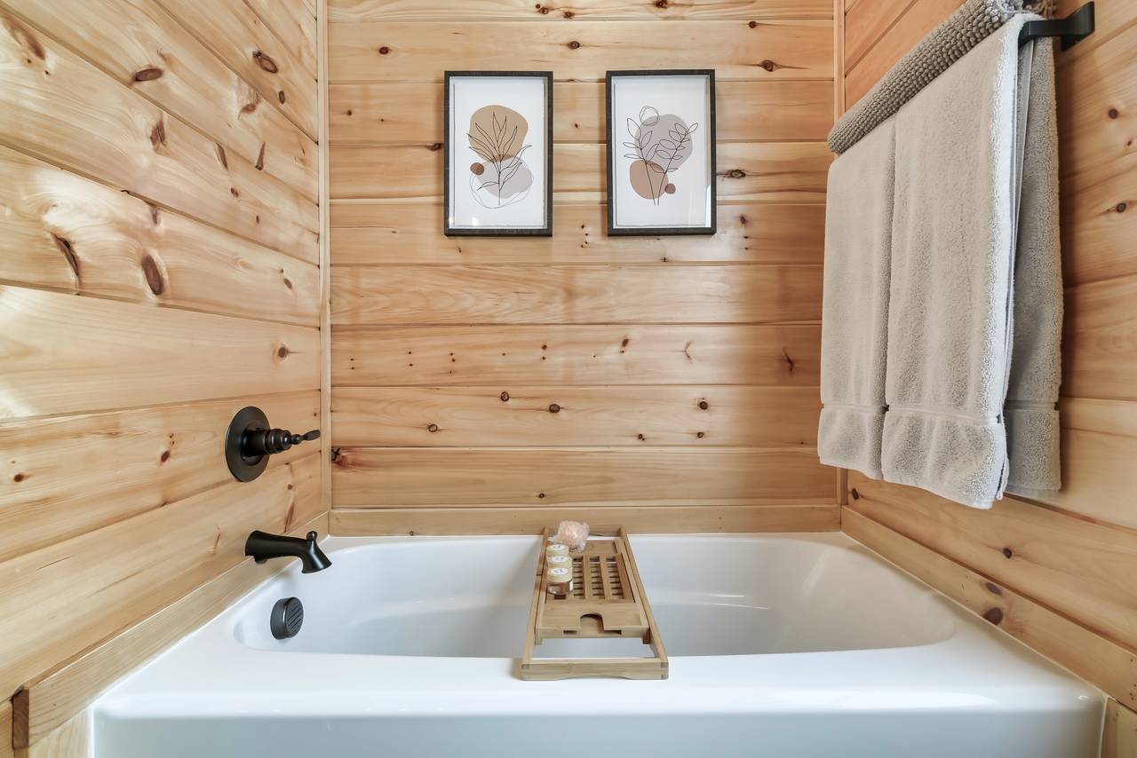 Bath 1: Entry level en-suite with tub and standing shower Bath 1: Entry level en-suite with tub and standing shower