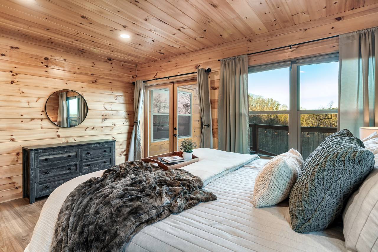 Bed 1: Entry level, King, TV, Deck, & En-Suite Full Bathroom Bed 1: Entry level, King, TV, Deck, & En-Suite Full Bathroom