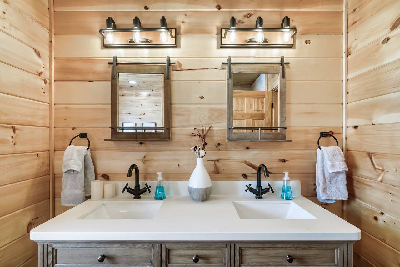 Bath 1: Entry level en-suite with tub and standing shower Bath 1: Entry level en-suite with tub and standing shower