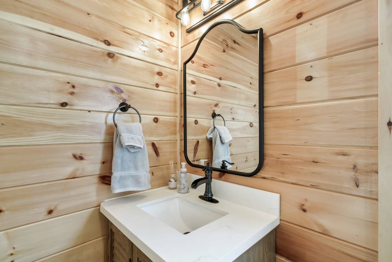 Bath 3: en-suite with standing shower Bath 3: en-suite with standing shower