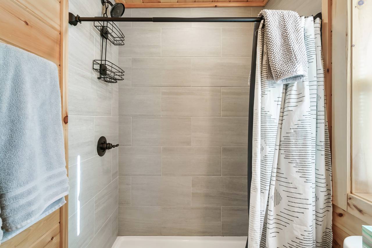Bath 2: en-suite with standing shower Bath 2: en-suite with standing shower