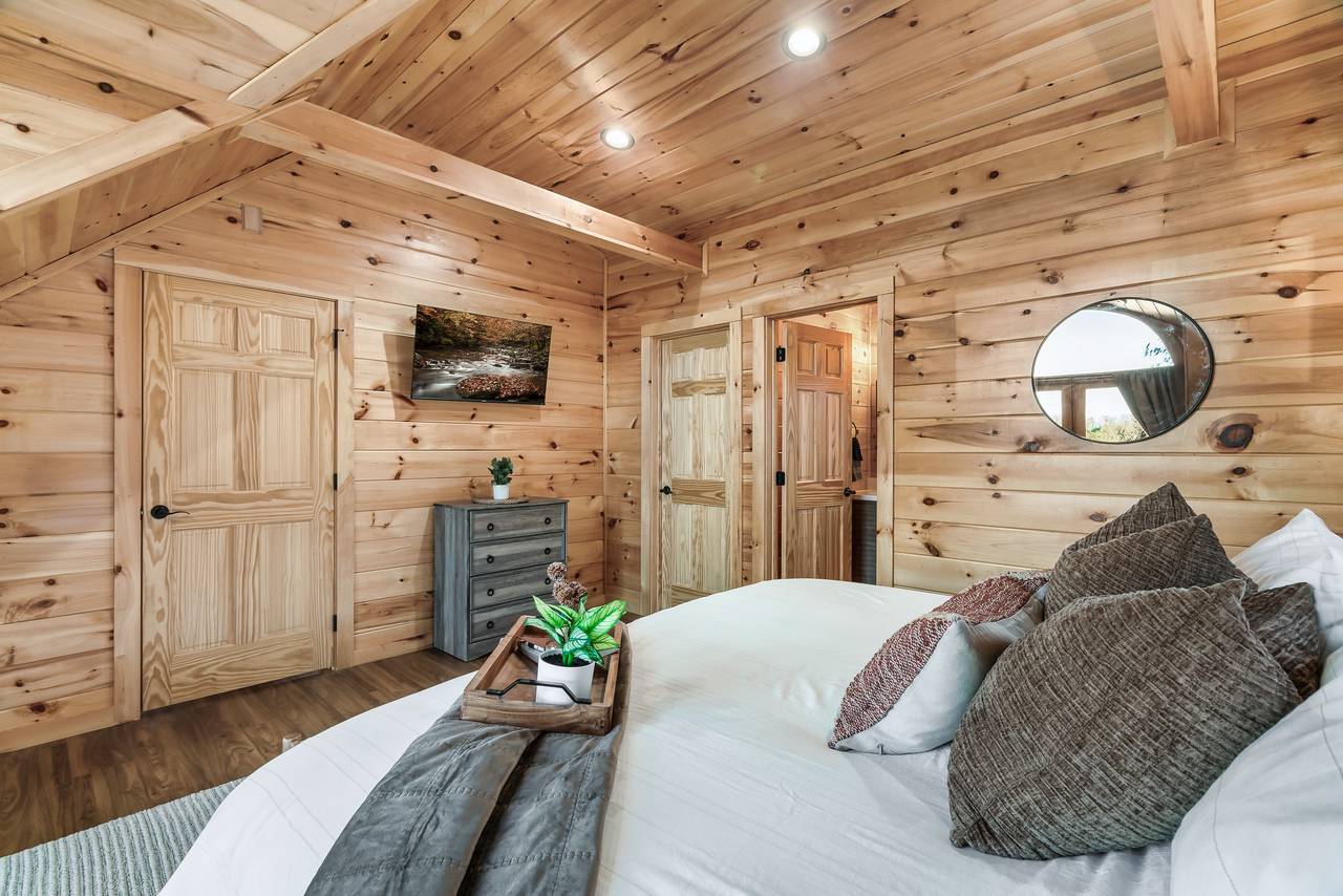 Bed 3: upper level, king, balcony, TV, & ensuite full bath Bed 3: upper level, king, balcony, TV, & ensuite full bath