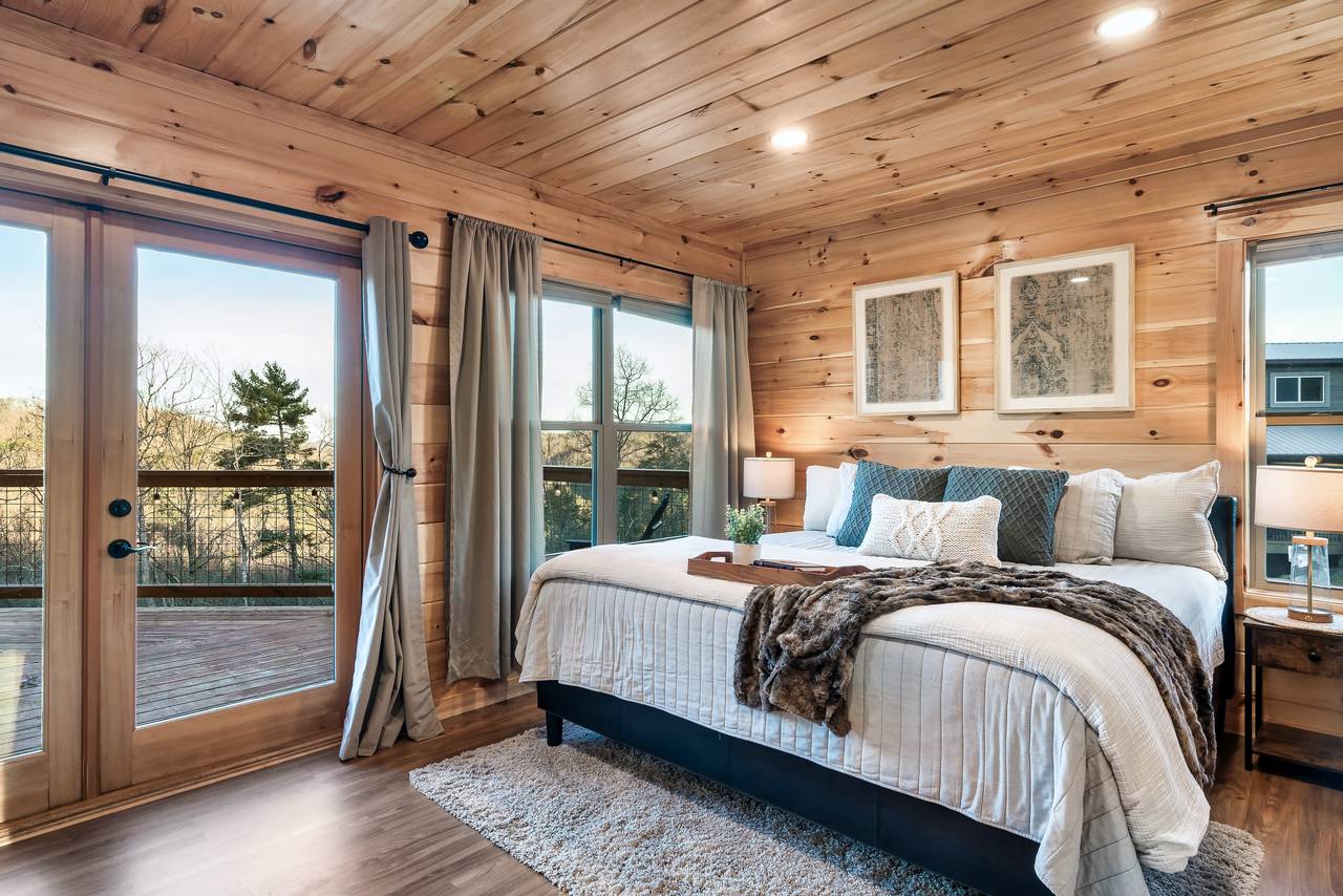 Bed 1: Entry level, King, TV, Deck, & En-Suite Full Bathroom Bed 1: Entry level, King, TV, Deck, & En-Suite Full Bathroom