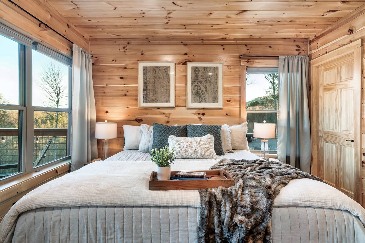 Bed 1: Entry level, King, TV, Deck, & En-Suite Full Bathroom Bed 1: Entry level, King, TV, Deck, & En-Suite Full Bathroom