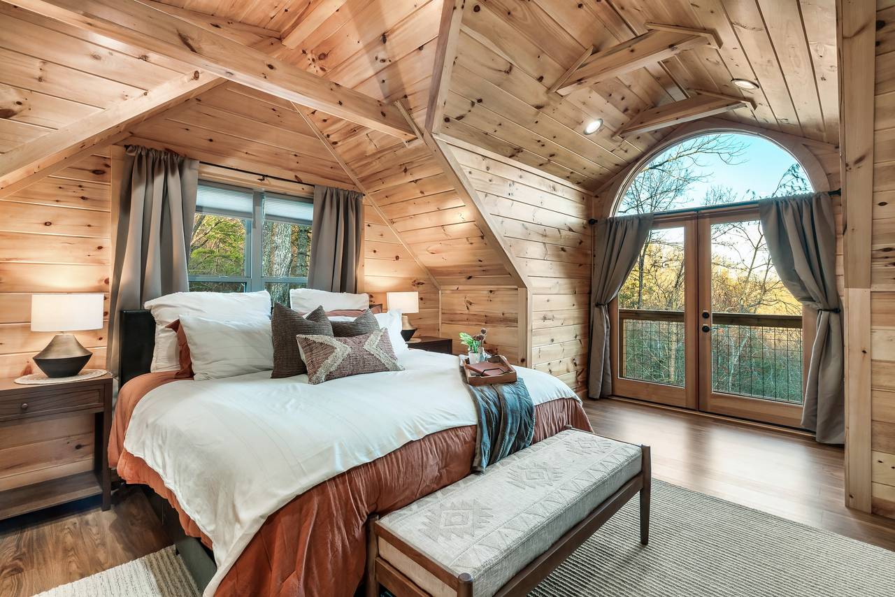Bed 3: upper level, king, balcony, TV, & ensuite full bath Bed 3: upper level, king, balcony, TV, & ensuite full bath