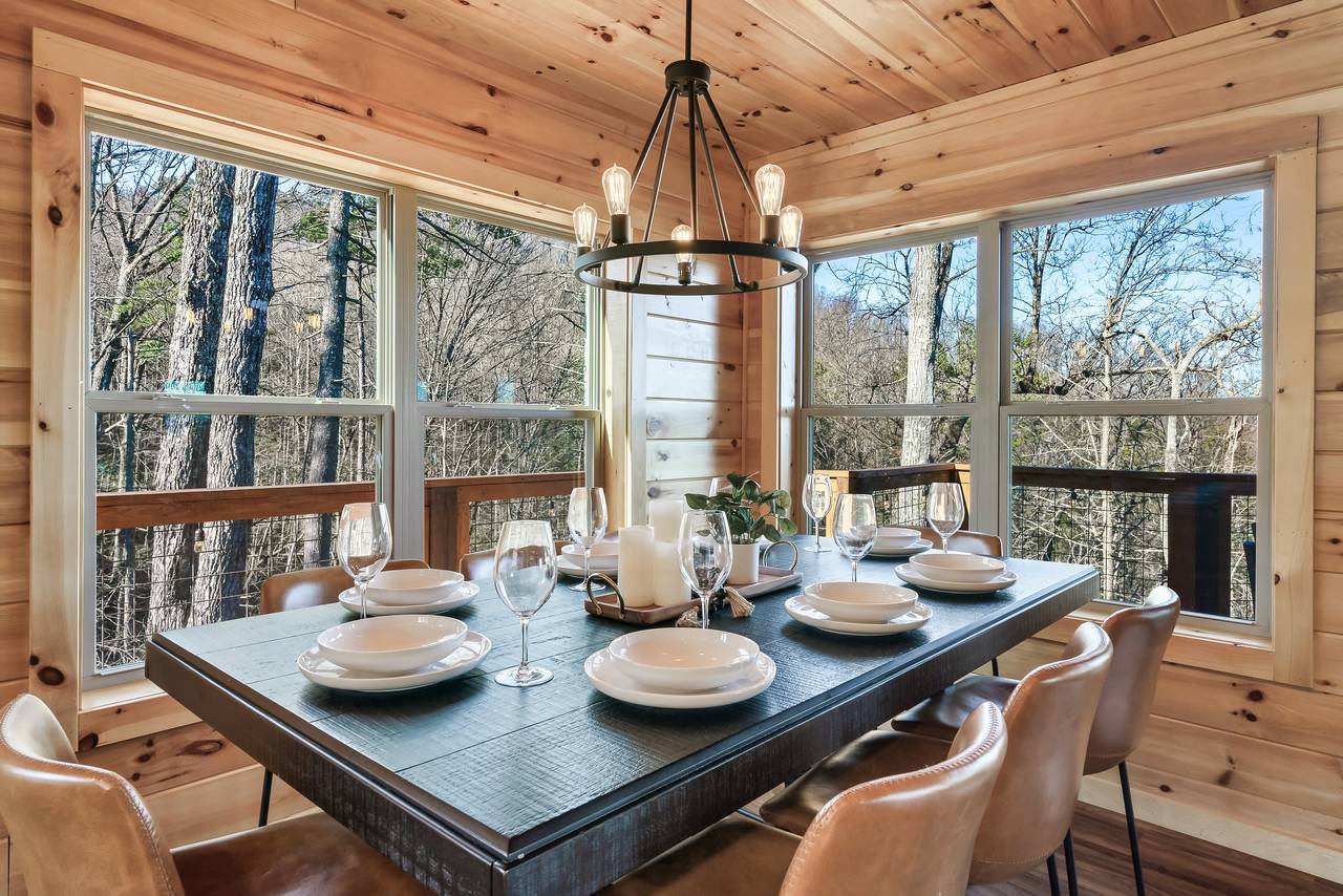 Dining area with 8 seats - kitchen island with 4 seats Dining area with 8 seats - kitchen island with 4 seats