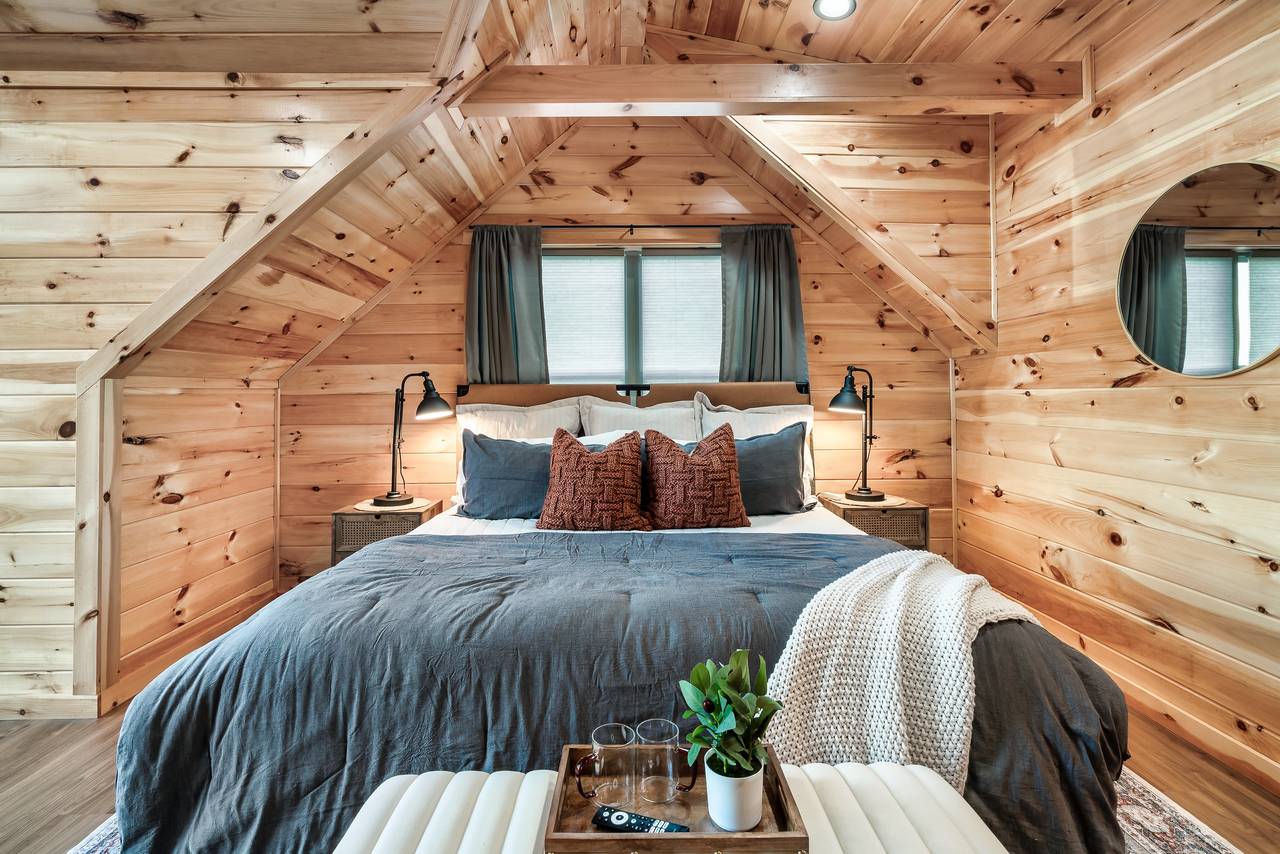 Bed 2: upper level, king, balcony, TV, & ensuite full bath Bed 2: upper level, king, balcony, TV, & ensuite full bath