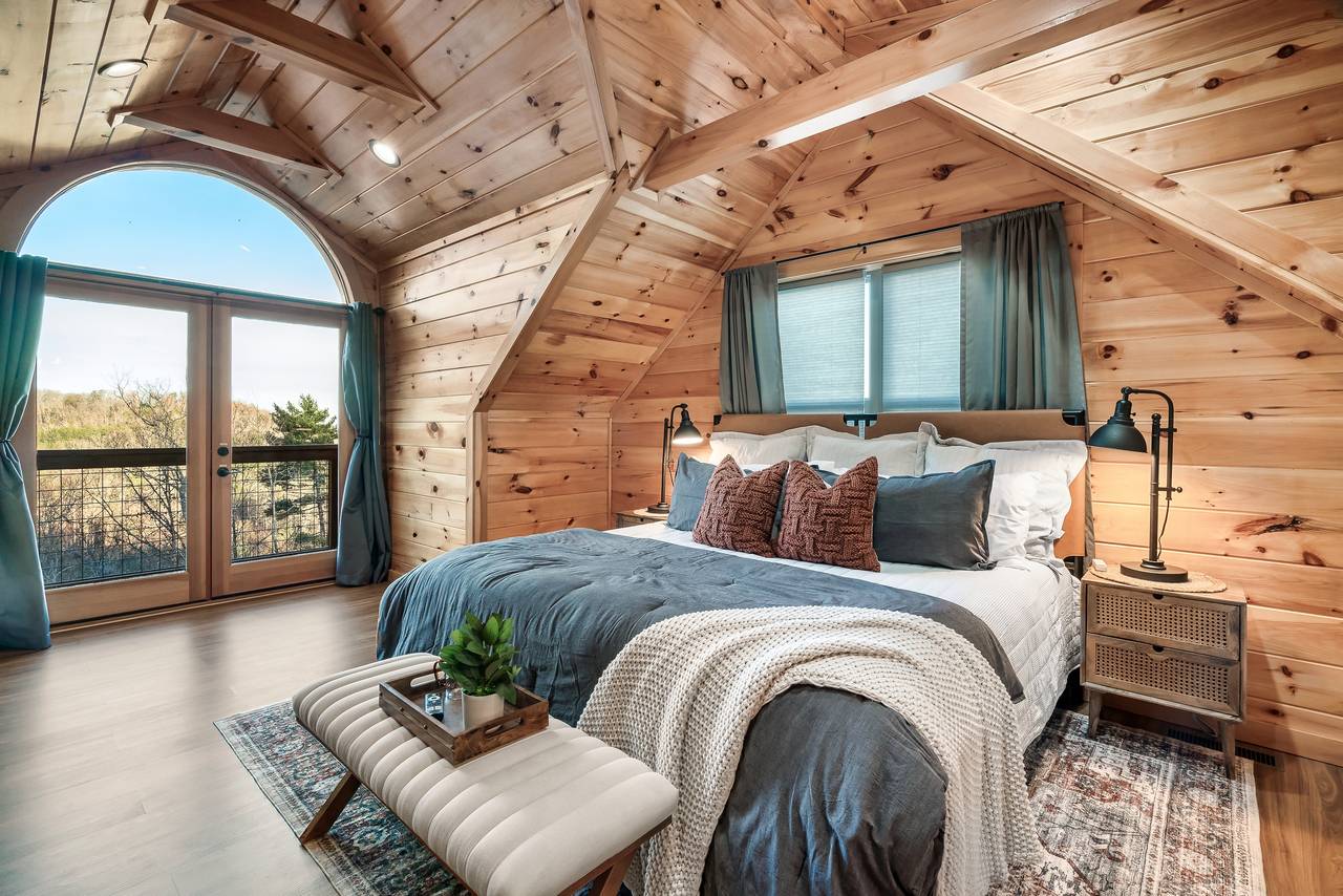 Bed 2: upper level, king, balcony, TV, & ensuite full bath Bed 2: upper level, king, balcony, TV, & ensuite full bath
