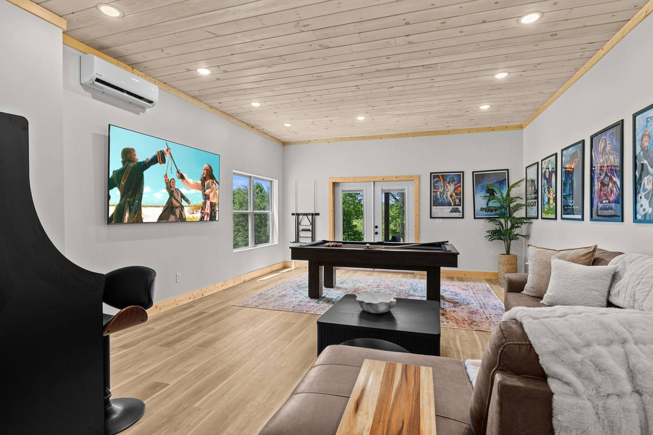 Game Room With Pool Table & Arcade Games Game Room With Pool Table & Arcade Games