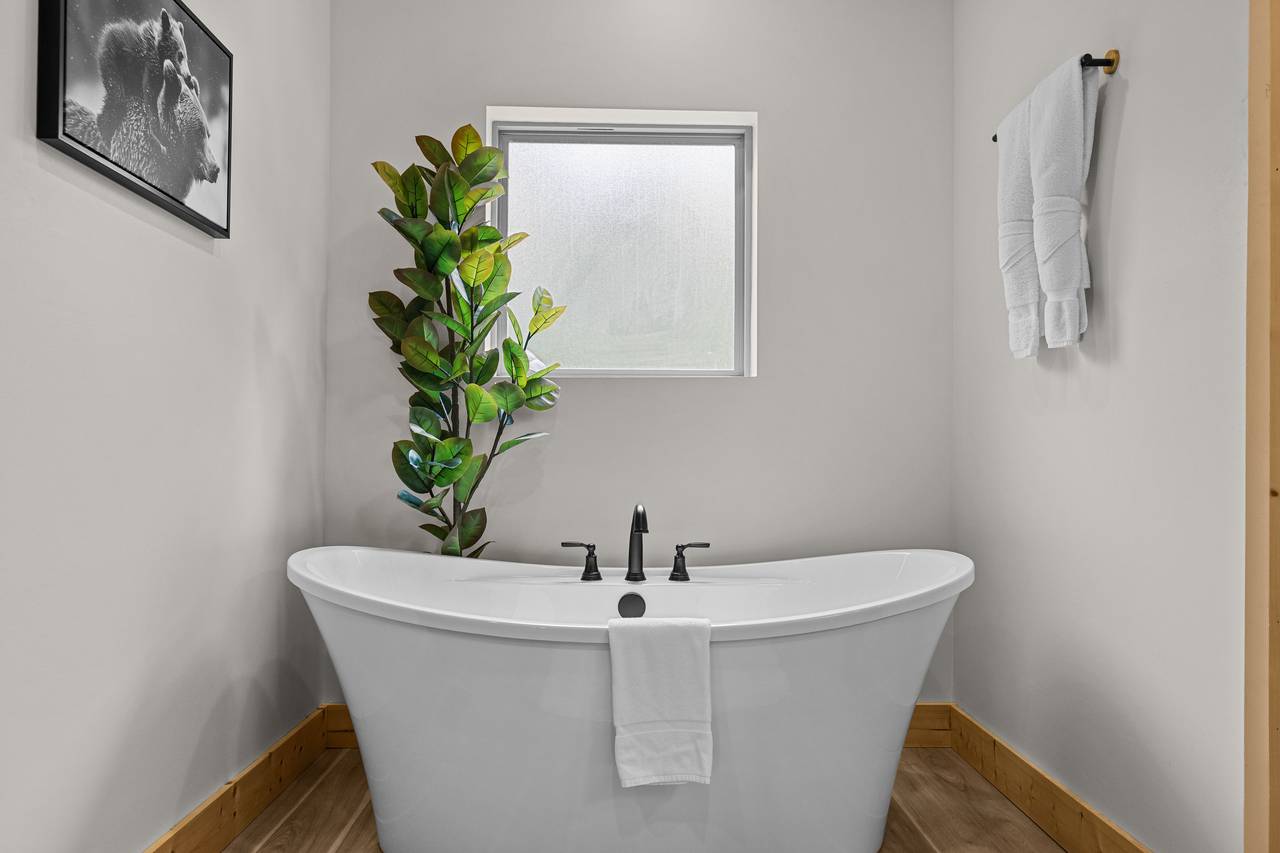 Soaking Tub & Walk-In Shower – Main Level Bath Soaking Tub & Walk-In Shower – Main Level Bath