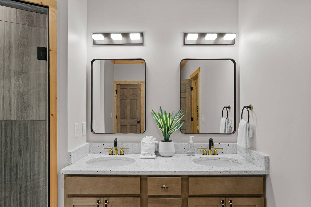 Soaking Tub & Walk-In Shower – Main Level Bath Soaking Tub & Walk-In Shower – Main Level Bath