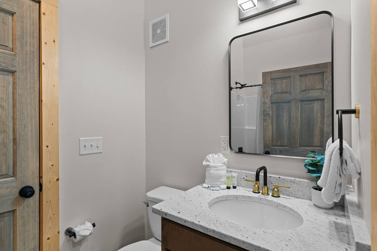 Shared Upper Level Bath With Tub/Shower Combo Shared Upper Level Bath With Tub/Shower Combo