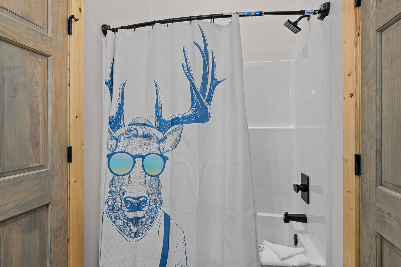 Shared Upper Level Bath With Tub/Shower Combo Shared Upper Level Bath With Tub/Shower Combo