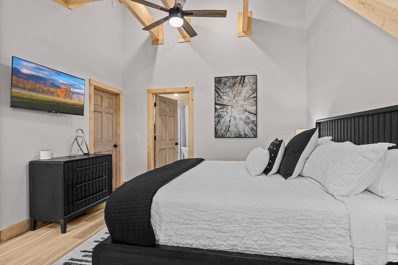 Second Upper Level King Bedroom With Ensuite Second Upper Level King Bedroom With Ensuite