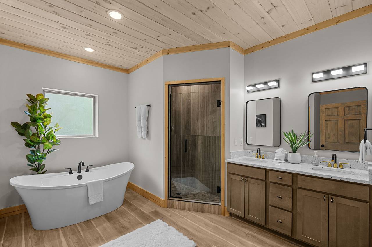 Soaking Tub & Walk-In Shower – Main Level Bath Soaking Tub & Walk-In Shower – Main Level Bath