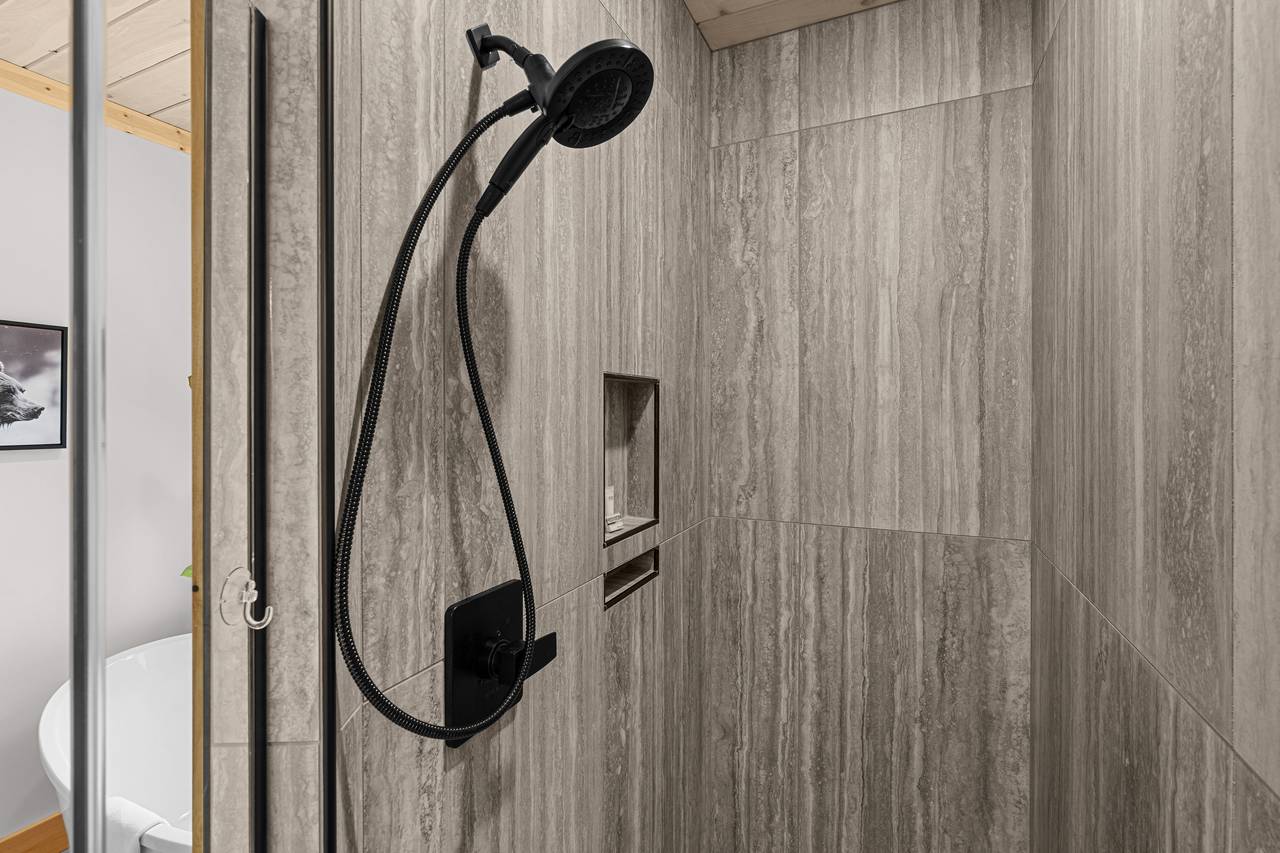 Soaking Tub & Walk-In Shower – Main Level Bath Soaking Tub & Walk-In Shower – Main Level Bath