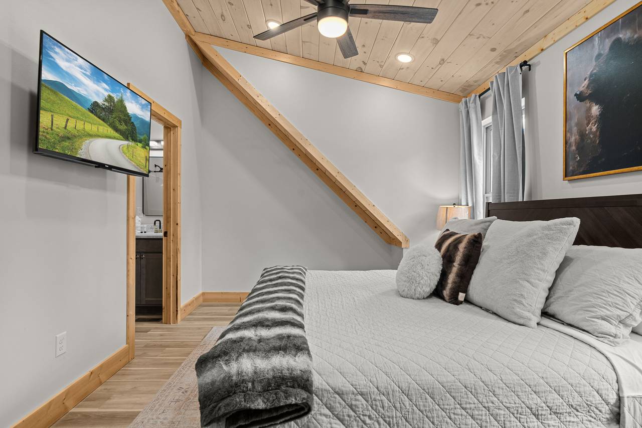 Upper Level King Bedroom With Mountain Charm Upper Level King Bedroom With Mountain Charm