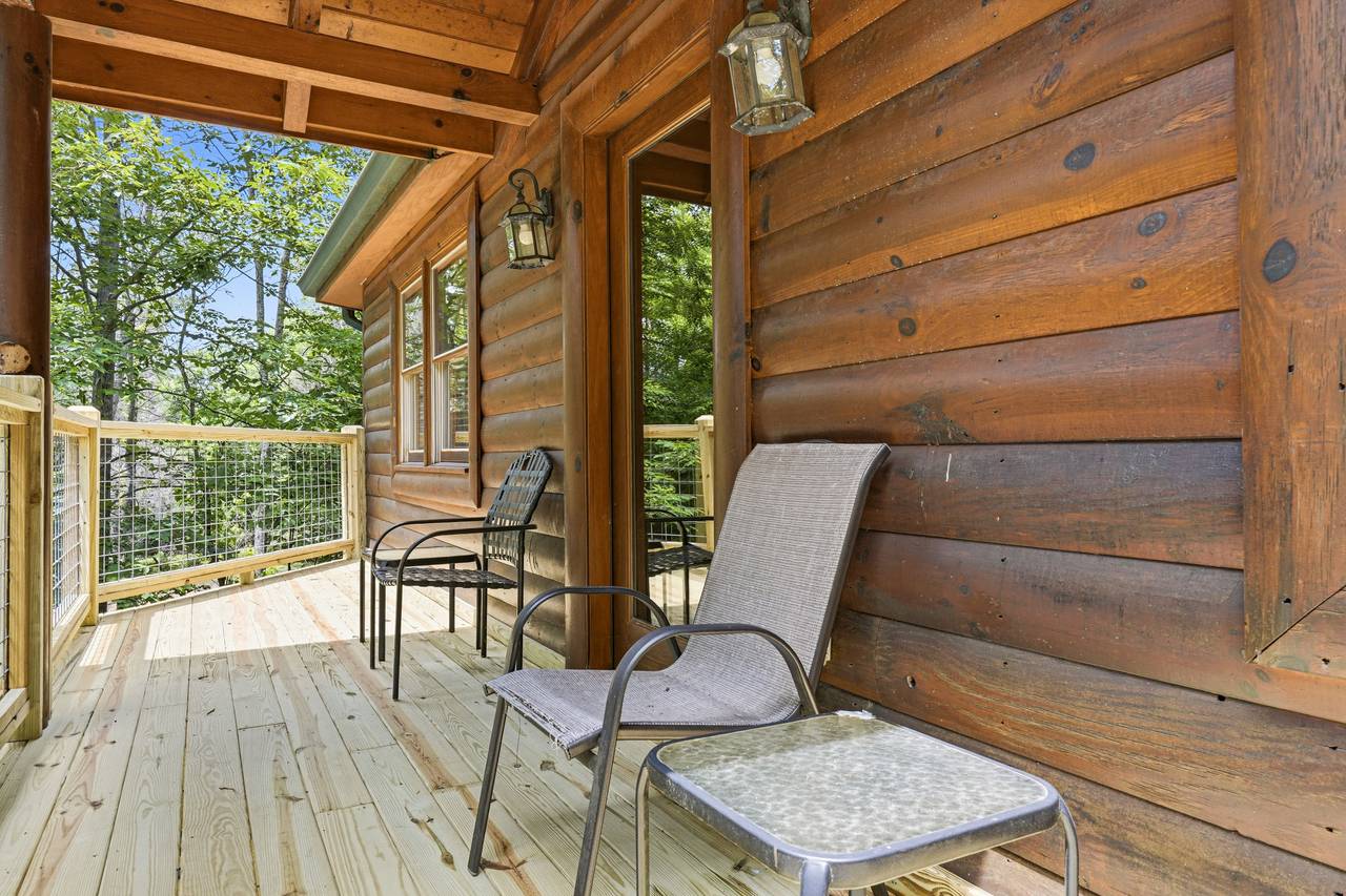 Spacious deck for outdoor relaxation. Spacious deck for outdoor relaxation.