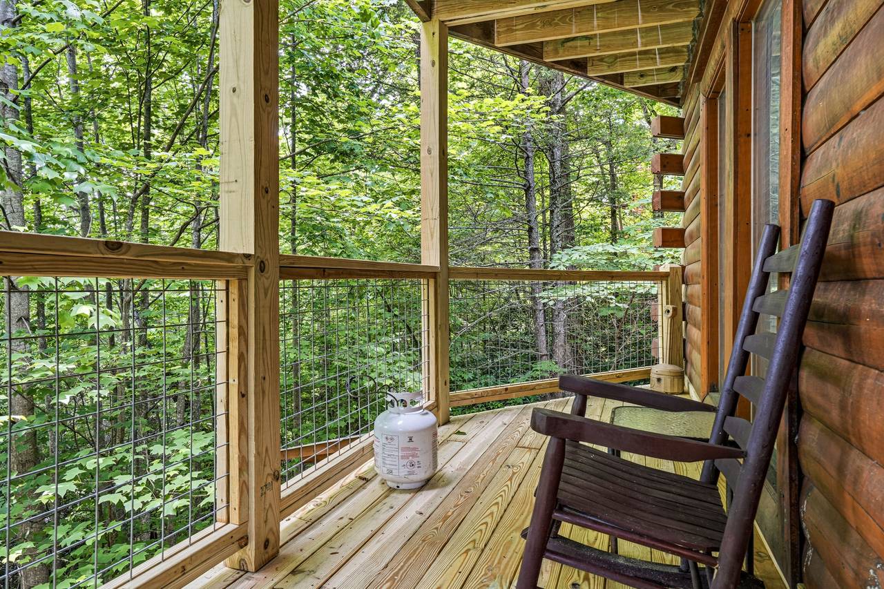 Spacious deck for outdoor relaxation. Spacious deck for outdoor relaxation.