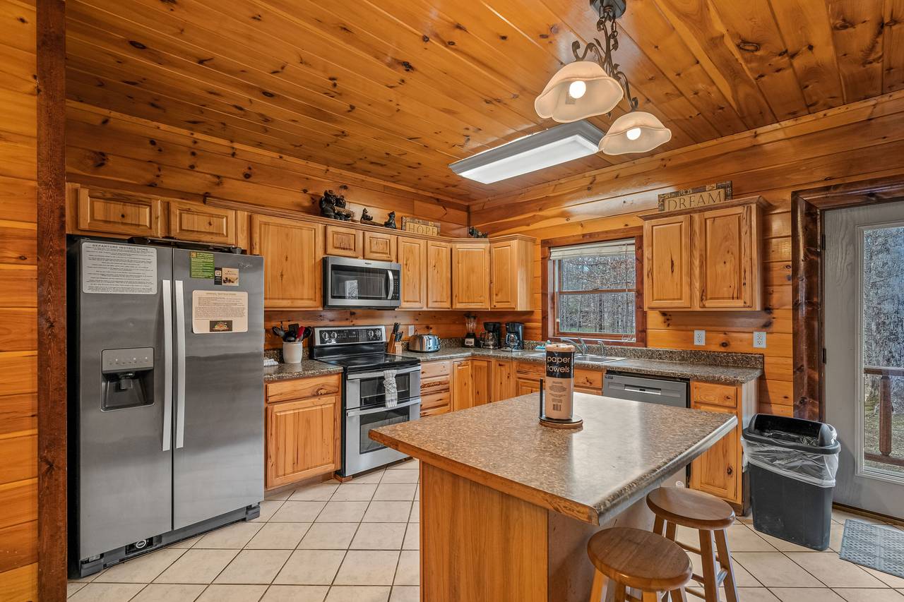 <span class="name">Fully equipped kitchen: dinner/silver/bake/dinner-ware provided</span> <span class="name">Fully equipped kitchen: dinner/silver/bake/dinner-ware provided</span>