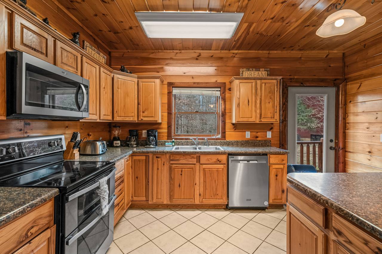<span class="name">Fully equipped kitchen: dinner/silver/bake/dinner-ware provided</span> <span class="name">Fully equipped kitchen: dinner/silver/bake/dinner-ware provided</span>
