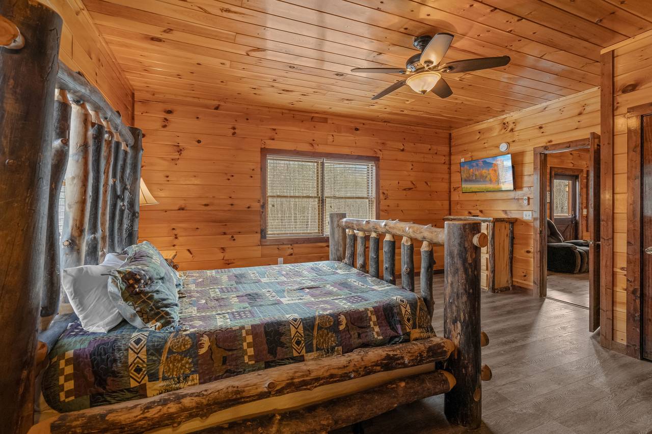 <span class="name">Bed 1: Queen bed with futon, TV, and ensuite bathroom.</span> <span class="name">Bed 1: Queen bed with futon, TV, and ensuite bathroom.</span>