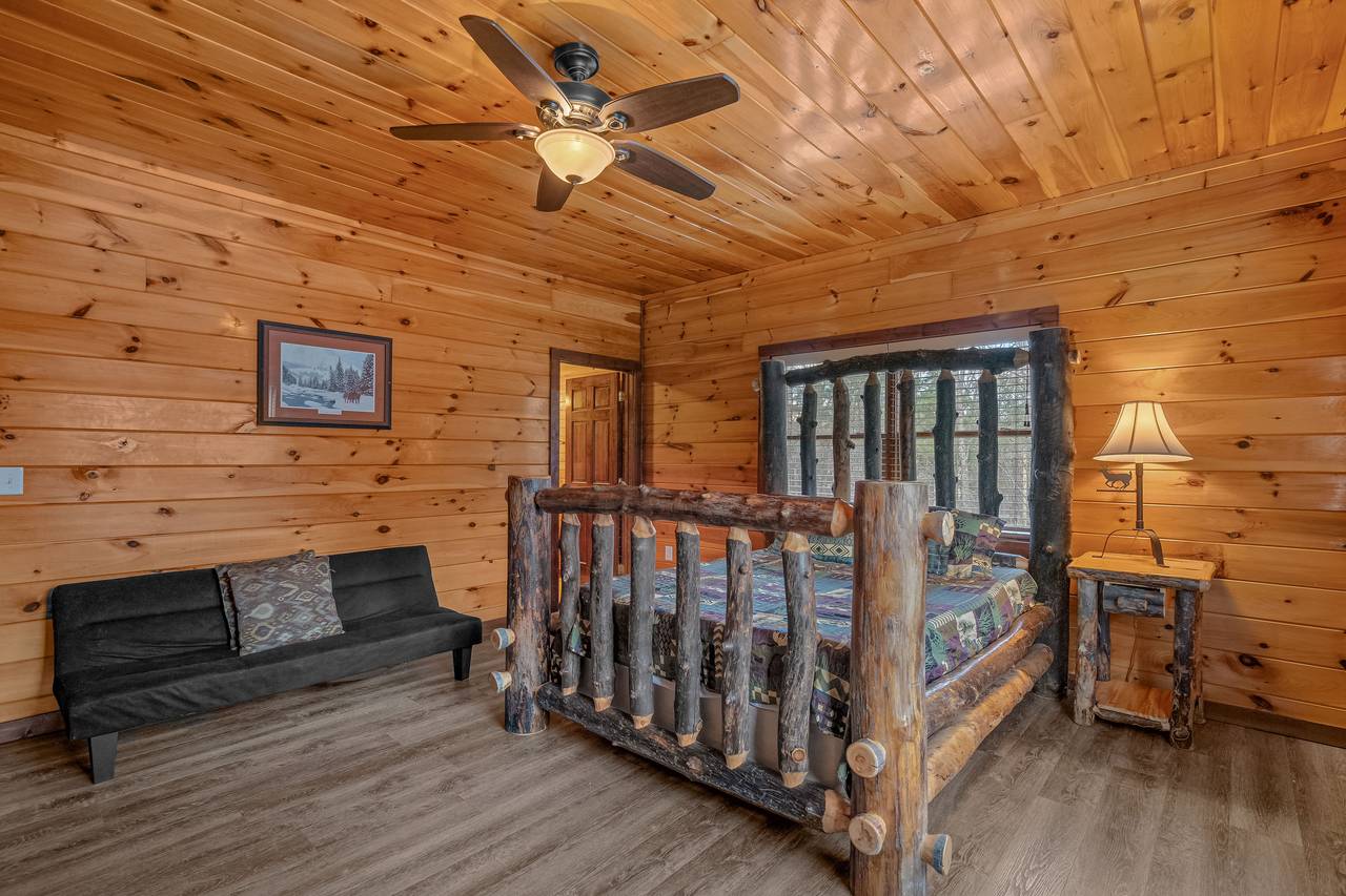 <span class="name">Bed 1: Queen bed with futon, TV, and ensuite bathroom.</span> <span class="name">Bed 1: Queen bed with futon, TV, and ensuite bathroom.</span>