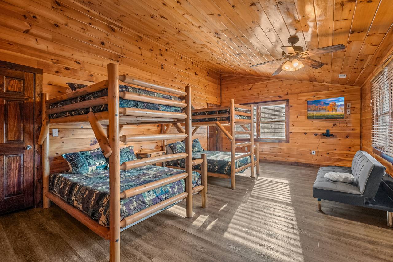 <span class="name">Bed 3: 2 twin over full bunk & twin futon with TV & ensuite bath</span> <span class="name">Bed 3: 2 twin over full bunk & twin futon with TV & ensuite bath</span>