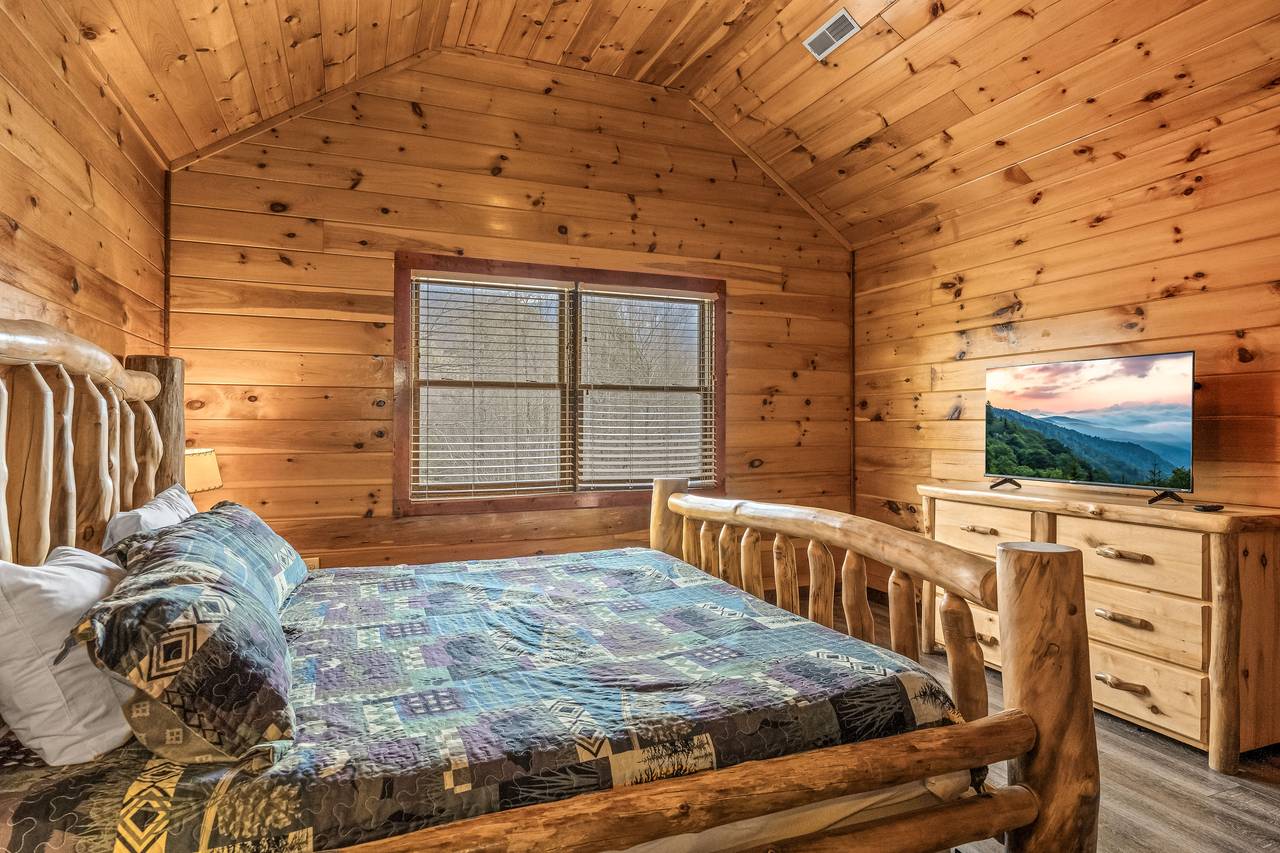 <span class="name">Bed 5: upper level king with TV & ensuite bathroom</span> <span class="name">Bed 5: upper level king with TV & ensuite bathroom</span>