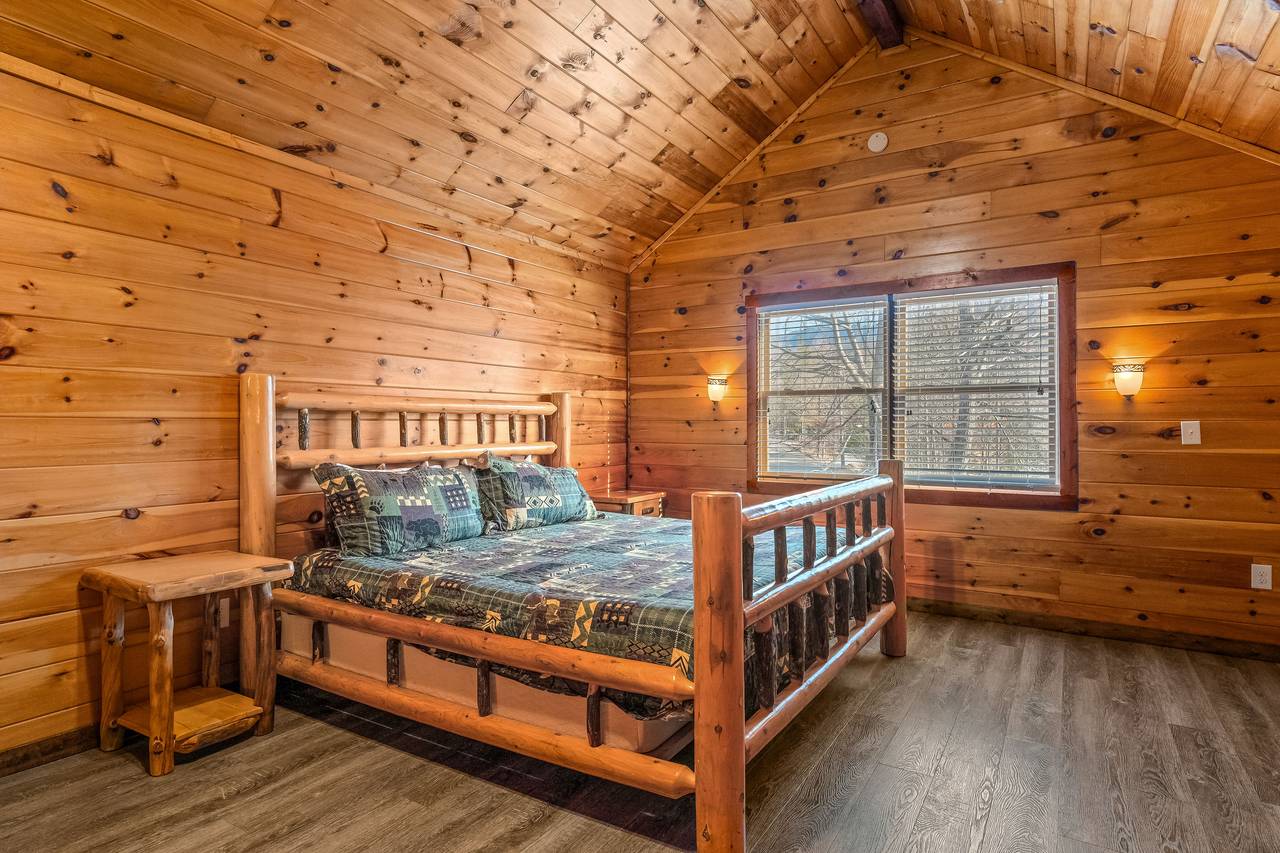<span class="name">Bed 5: upper level king with TV & ensuite bathroom</span> <span class="name">Bed 5: upper level king with TV & ensuite bathroom</span>