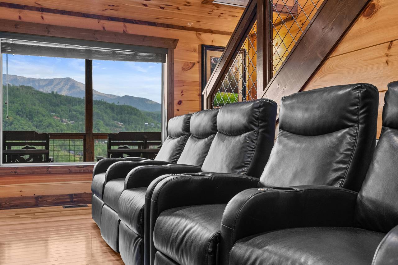 Theater room with comfy reclining seats! Theater room with comfy reclining seats!