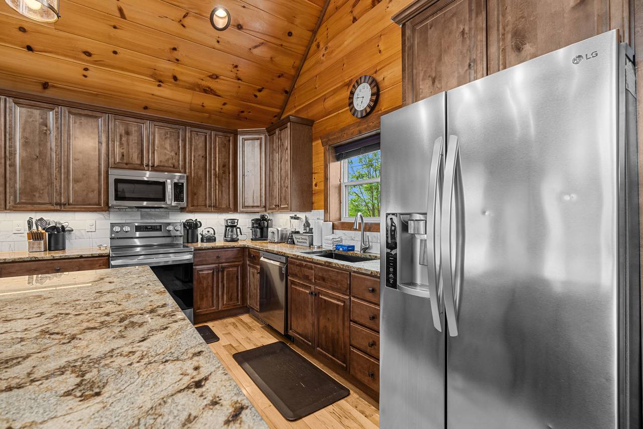 Fully equipped kitchen - dinner/silver/bake/cook-ware provided. Fully equipped kitchen - dinner/silver/bake/cook-ware provided.