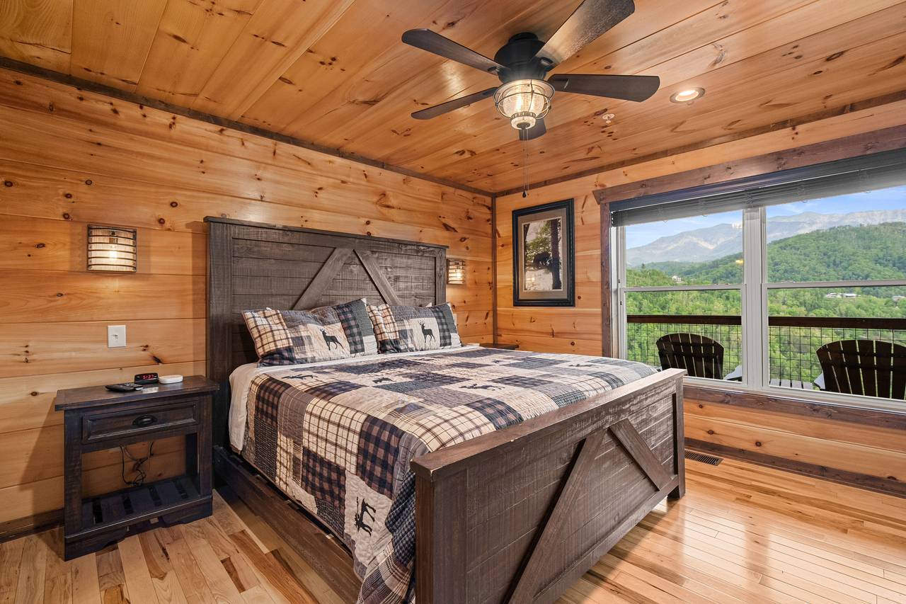 Bed 3- Mid level king bed with TV and ensuite bathroom Bed 3- Mid level king bed with TV and ensuite bathroom