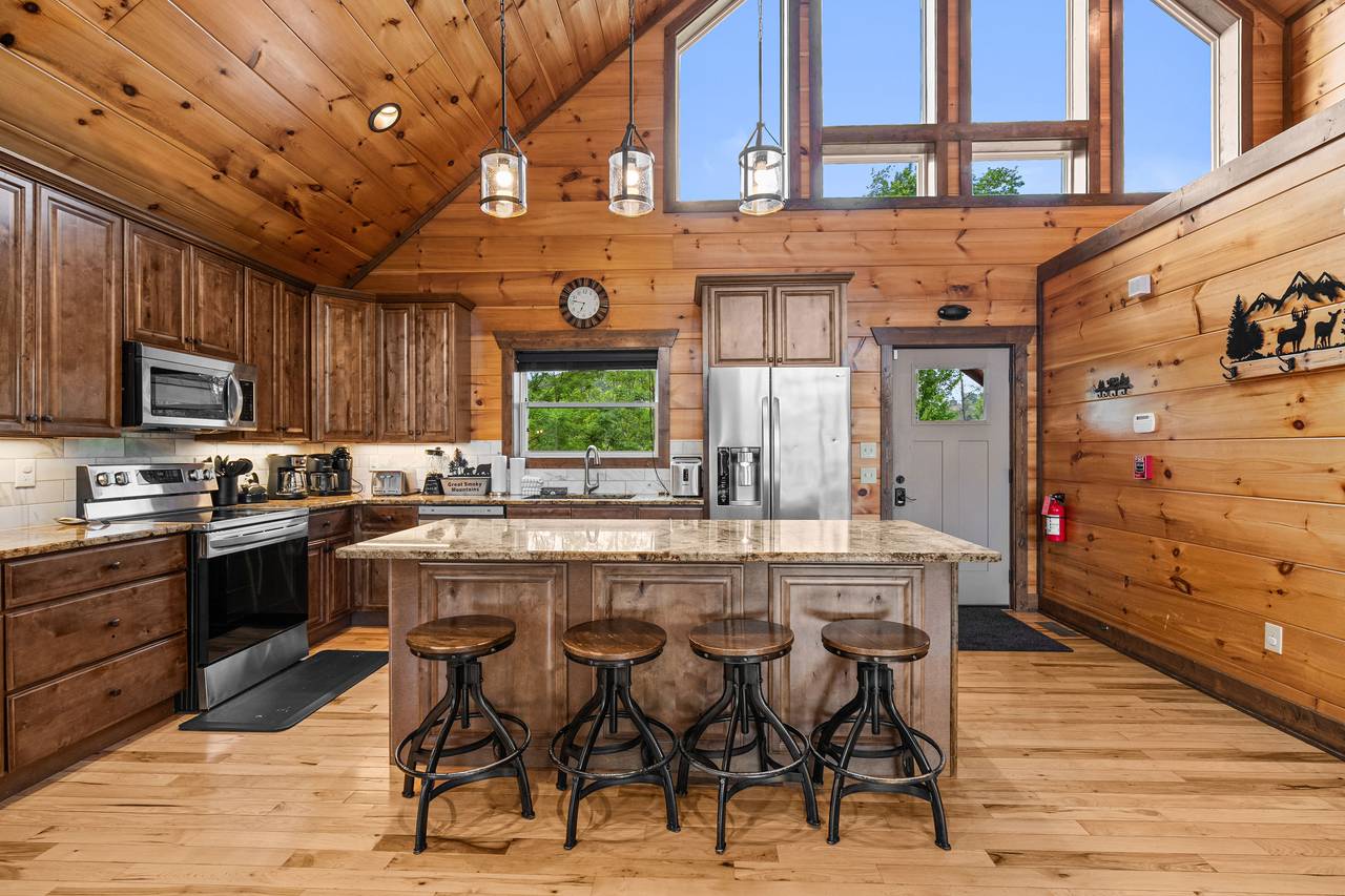 Fully equipped kitchen - dinner/silver/bake/cook-ware provided. Fully equipped kitchen - dinner/silver/bake/cook-ware provided.