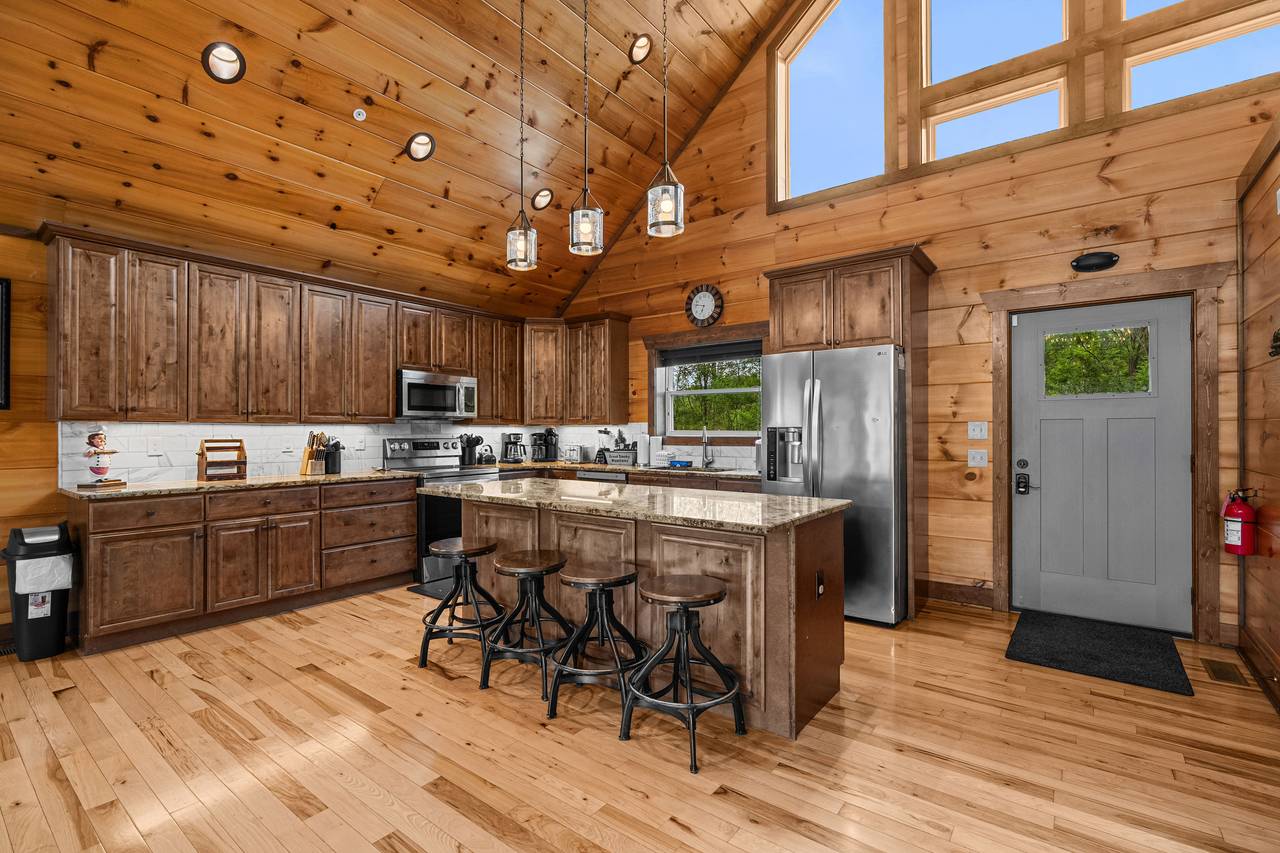 Fully equipped kitchen - dinner/silver/bake/cook-ware provided. Fully equipped kitchen - dinner/silver/bake/cook-ware provided.