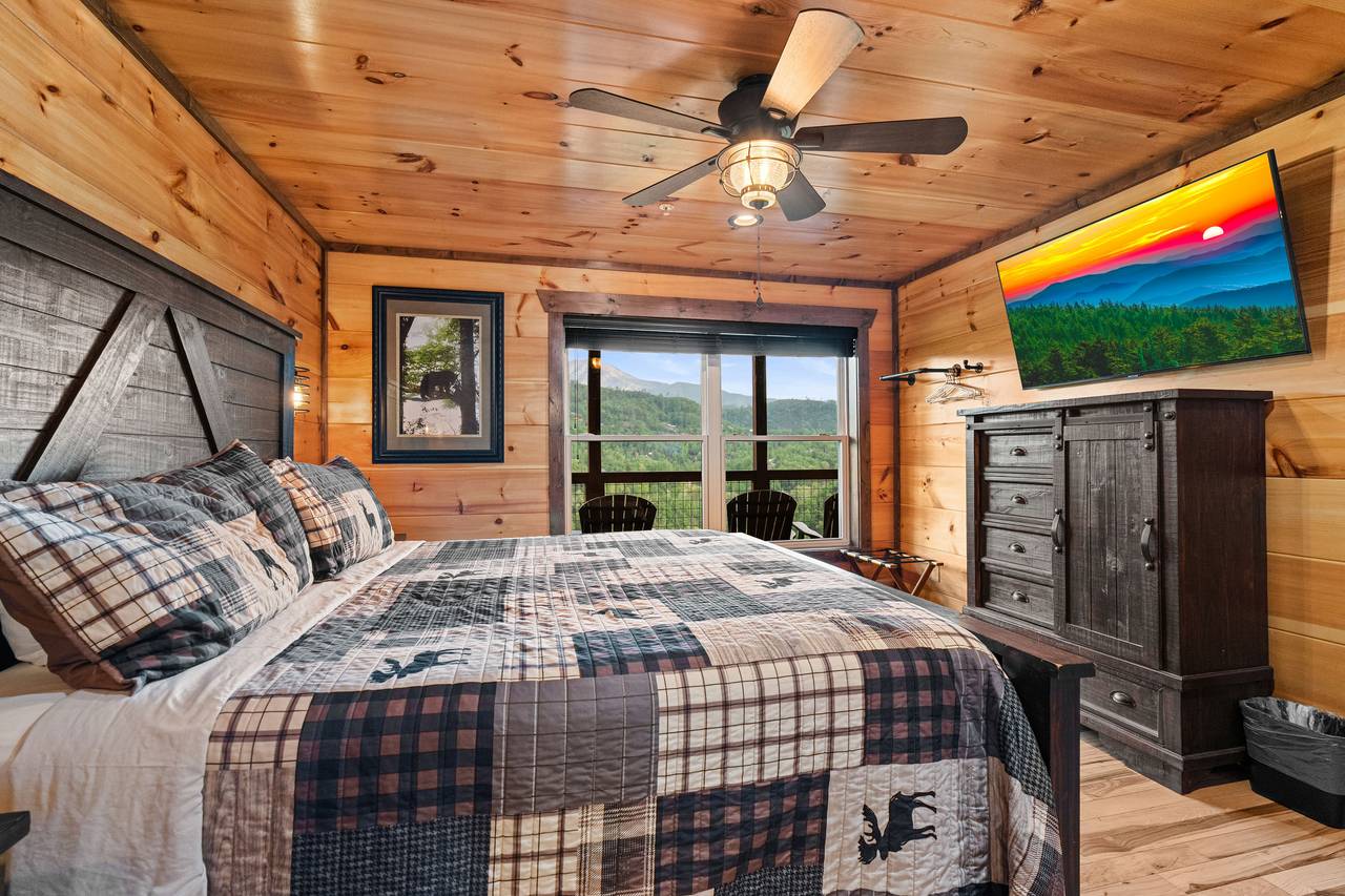 Bed 3- Mid level king bed with TV and ensuite bathroom Bed 3- Mid level king bed with TV and ensuite bathroom