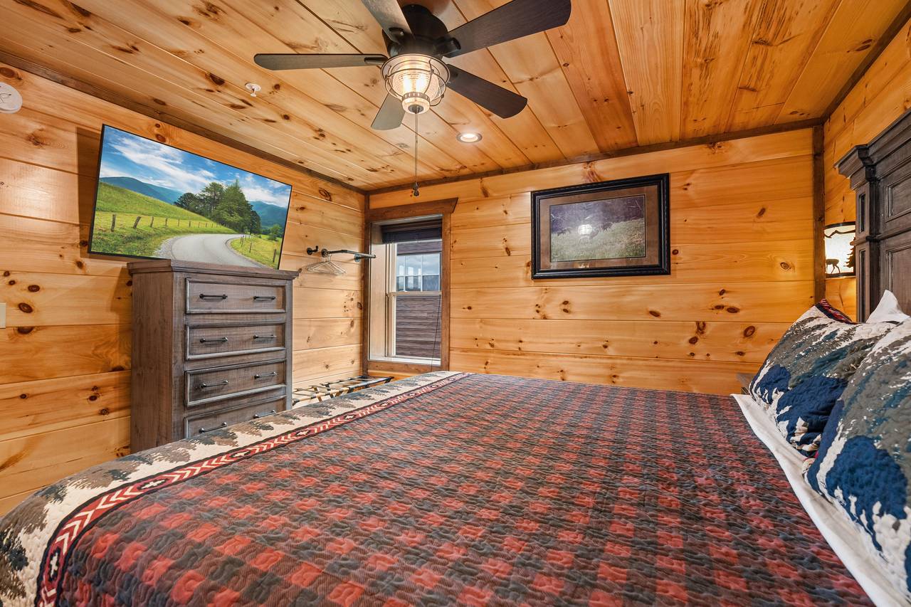 Bed 2; mid-level king bedroom with TV and ensuite bath Bed 2; mid-level king bedroom with TV and ensuite bath
