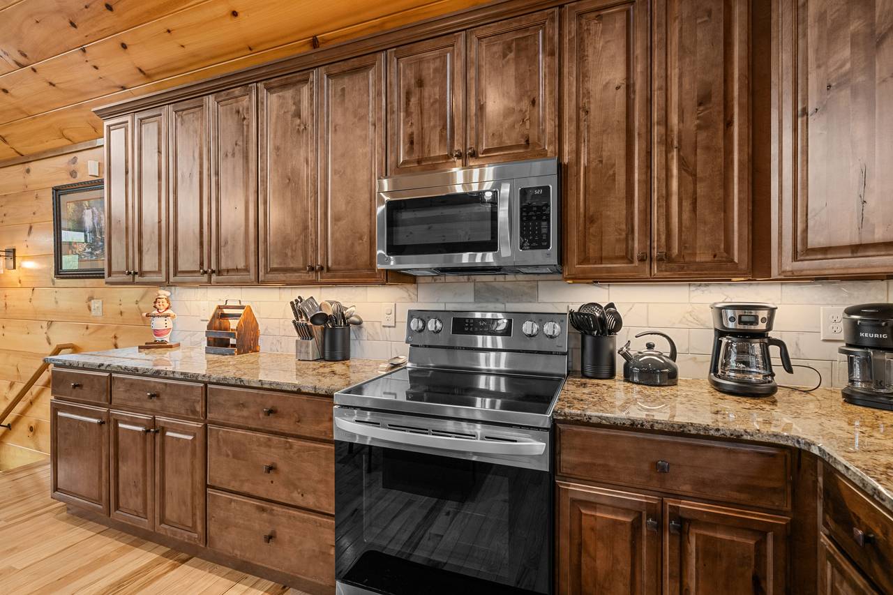 Fully equipped kitchen - dinner/silver/bake/cook-ware provided. Fully equipped kitchen - dinner/silver/bake/cook-ware provided.