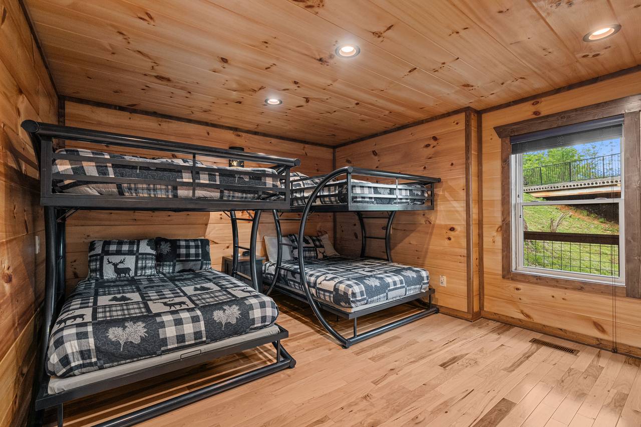 Bed 6 - lower level 2 queen bunk with TV & ensuite bathroom Bed 6 - lower level 2 queen bunk with TV & ensuite bathroom