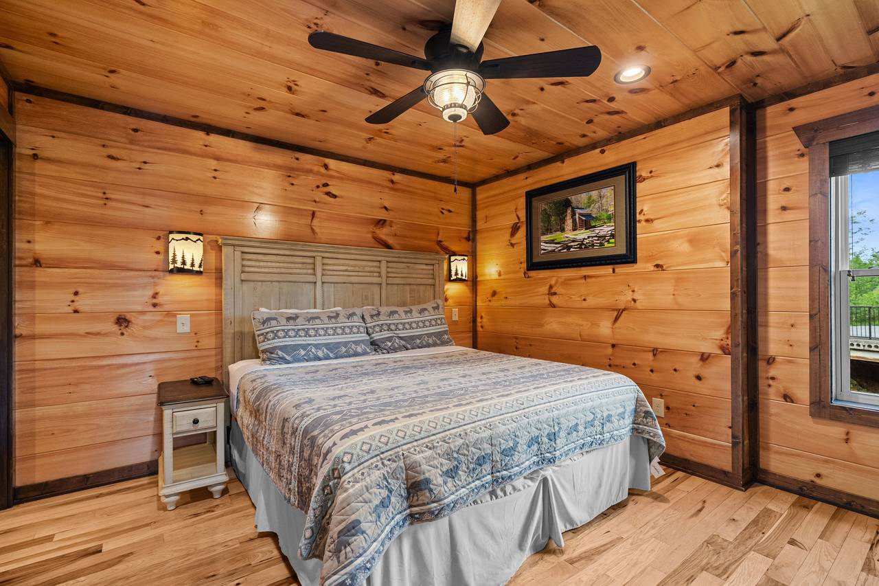 Bed 4- Mid level king bed with TV and ensuite bathroom Bed 4- Mid level king bed with TV and ensuite bathroom