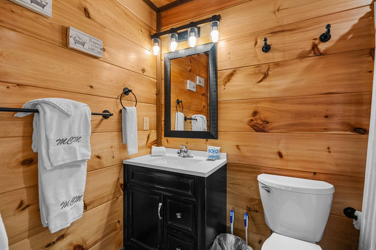Main level ensuite bathroom with tub/shower combo Main level ensuite bathroom with tub/shower combo